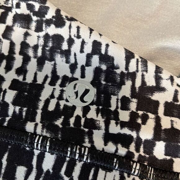 Lululemon Womens Strappy Medium Support CD Energy Bra Black White Size‎ 8 - Picture 3 of 6